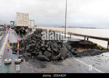 Hanoi, Vietnam. 22 novembre 2025. Cette photo prise le 22 novembre 2025 montre une section de la route nationale endommagée par les inondations dans la province de Dak Lak, au Vietnam. Le nombre de personnes tuées par de graves inondations dans le centre du Vietnam est passé à 72 samedi après-midi, a rapporté le quotidien local VnExpress, citant l'Autorité de gestion des catastrophes et des dykes du Vietnam. Treize personnes restent portées disparues, selon le rapport. Crédit : document distribué par VNA/Xinhua/Alamy Live News Banque D'Images