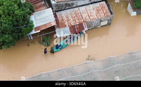 Hanoi, Vietnam. 22 novembre 2025. Une photo prise par un drone aérien le 22 novembre 2025 montre des personnes naviguant dans une rue inondée par bateau dans la province de Khanh Hoa, au Vietnam. Le nombre de personnes tuées par de graves inondations dans le centre du Vietnam est passé à 72 samedi après-midi, a rapporté le quotidien local VnExpress, citant l'Autorité de gestion des catastrophes et des dykes du Vietnam. Treize personnes restent portées disparues, selon le rapport. Crédit : document distribué par VNA/Xinhua/Alamy Live News Banque D'Images