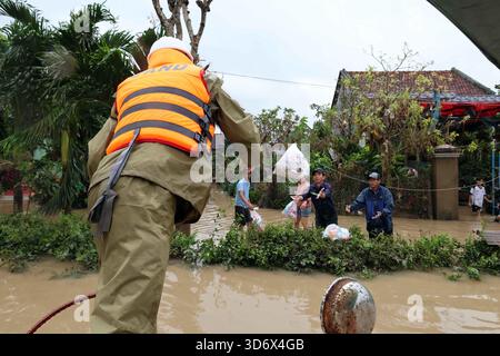 Hanoi, Vietnam. 22 novembre 2025. Les populations reçoivent de la nourriture et des fournitures d’un sauveteur dans les zones touchées par les inondations de la province de Dak Lak, Vietnam, 22 novembre 2025. Le nombre de personnes tuées par de graves inondations dans le centre du Vietnam est passé à 72 samedi après-midi, a rapporté le quotidien local VnExpress, citant l'Autorité de gestion des catastrophes et des dykes du Vietnam. Treize personnes restent portées disparues, selon le rapport. Crédit : document distribué par VNA/Xinhua/Alamy Live News Banque D'Images