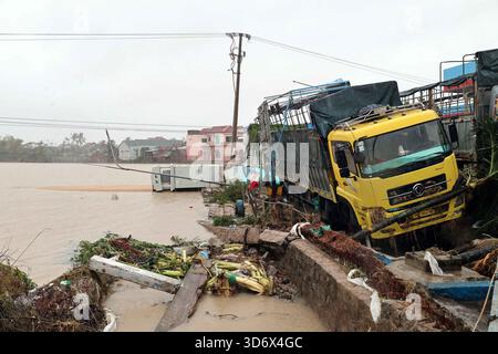 Hanoi, Vietnam. 22 novembre 2025. Cette photo prise le 22 novembre 2025 montre une section de la route nationale endommagée par les inondations dans la province de Dak Lak, au Vietnam. Le nombre de personnes tuées par de graves inondations dans le centre du Vietnam est passé à 72 samedi après-midi, a rapporté le quotidien local VnExpress, citant l'Autorité de gestion des catastrophes et des dykes du Vietnam. Treize personnes restent portées disparues, selon le rapport. Crédit : document distribué par VNA/Xinhua/Alamy Live News Banque D'Images