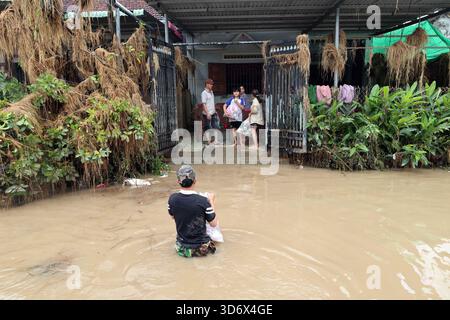 Hanoi, Vietnam. 22 novembre 2025. Les gens sont bloqués par les inondations dans la province de Dak Lak, Vietnam, 22 novembre 2025. Le nombre de personnes tuées par de graves inondations dans le centre du Vietnam est passé à 72 samedi après-midi, a rapporté le quotidien local VnExpress, citant l'Autorité de gestion des catastrophes et des dykes du Vietnam. Treize personnes restent portées disparues, selon le rapport. Crédit : document distribué par VNA/Xinhua/Alamy Live News Banque D'Images