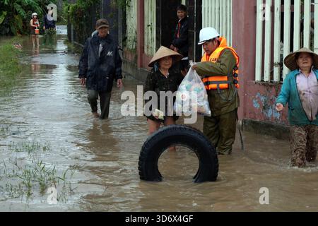 Hanoi, Vietnam. 22 novembre 2025. Un sauveteur distribue de la nourriture et des fournitures aux personnes dans les zones touchées par les inondations de la province de Dak Lak, Vietnam, 22 novembre 2025. Le nombre de personnes tuées par de graves inondations dans le centre du Vietnam est passé à 72 samedi après-midi, a rapporté le quotidien local VnExpress, citant l'Autorité de gestion des catastrophes et des dykes du Vietnam. Treize personnes restent portées disparues, selon le rapport. Crédit : document distribué par VNA/Xinhua/Alamy Live News Banque D'Images