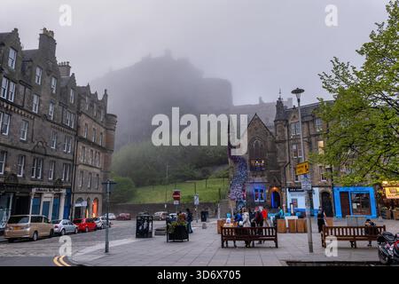 Château d'Édimbourg dans le brouillard et Cold Town House restaurant et bar à Grassmarket dans la ville d'Édimbourg, Écosse, Royaume-Uni. Banque D'Images