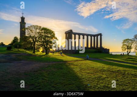 Monument national d'Écosse et monument Nelson au coucher du soleil sur la colline de Calton dans la ville d'Édimbourg, Écosse, Royaume-Uni. Banque D'Images