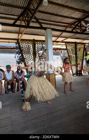 Un jeune homme exécute une danse traditionnelle de la forêt amazonienne péruvienne lors d'un événement culturel, vêtu d'une tenue de cérémonie. Banque D'Images