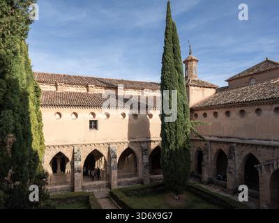 Monasterio de piedra ancien cloître avec des cyprès et une architecture historique en spainraw Banque D'Images