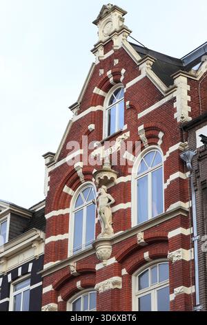 Amsterdam Amstel Street Gable avec brique décoration et statue, pays-Bas. Banque D'Images