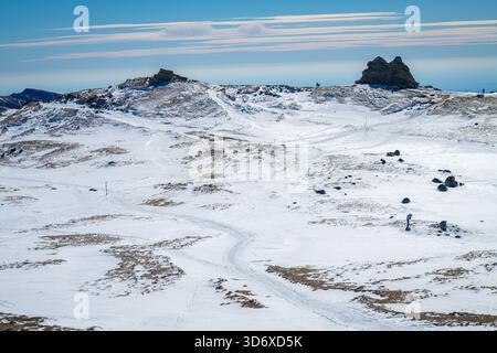 Plateau couvert de neige spectaculaire avec des sommets de montagne acérés dans les montagnes Bucegi de Roumanie Banque D'Images