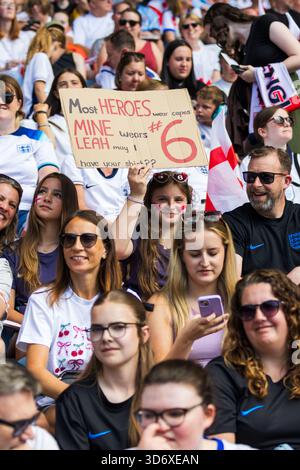 Leicester, Royaume-Uni. 29 juin 2025. Un fan brandit une pancarte pour l'anglaise Leah Williamson avant les amies internationales féminines de la Jamaïque. Banque D'Images