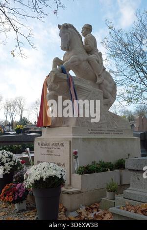 La tombe du général Antranik Ozanian était un commandant militaire arménien de premier plan au cimetière du Père Lachaise, en France Banque D'Images