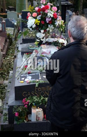 L'homme rend hommage à la tombe d'Edith Piaf chanteuse/compositrice française et actrice au cimetière du Père Lachaise Paris France Banque D'Images