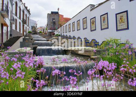 Ville de Firgas, île de Gran Canaria. Espagne - 2. 6. 2021 : Paseo de Canarias, rue et escaliers avec bancs en céramique typiques et cascades Banque D'Images