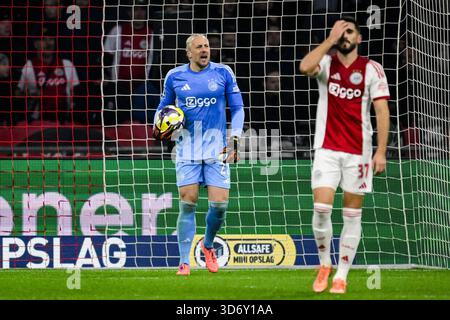 AMSTERDAM - le gardien de but de l'Ajax Remko Pasveer est déçu du 0-1 lors du match néerlandais Eredivisie entre l'AFC Ajax et l'Excelsior à la Johan Cruijff Arena le 22 novembre 2025 à Amsterdam, pays-Bas. ANP OLAF KRAAK Banque D'Images