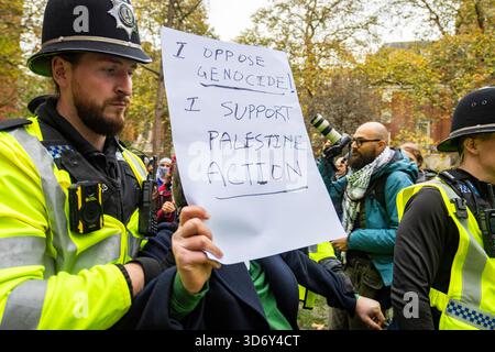 Défendre nos jurys soutenir protestation pour Palestine action – Londres. Une manifestation a eu lieu dans le centre de Londres en soutien au groupe récemment interdit Palestine action. Les manifestants ont affiché des banderoles et des pancartes indiquant « je m’oppose au génocide – je soutiens l’action palestinienne » et ont condamné la décision du gouvernement de qualifier le groupe d’organisation terroriste. La manifestation a vu une présence policière importante, avec plusieurs manifestants arrêtés et emmenés pendant la manifestation. Banque D'Images