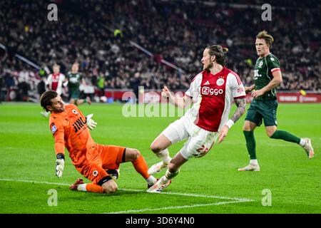 AMSTERDAM - (G-d) le gardien de but de l'Excelsior Stijn van Gassel, Wout Weghorst de l'Ajax lors du match Néerlandais Eredivisie entre l'AFC Ajax et l'Excelsior au Johan Cruijff Arena le 22 novembre 2025 à Amsterdam, pays-Bas. ANP OLAF KRAAK Banque D'Images