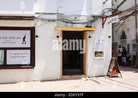 Zanzibar City Tanzanie - 23 novembre 2025 : vue extérieure de l'entrée du musée Freddie Mercury à Stone Town avec des visiteurs debout à proximité Banque D'Images