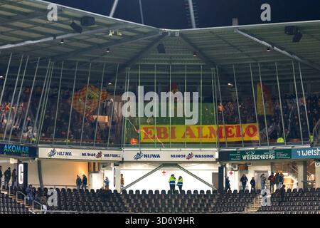 Les fans et supporters de Go Ahead Eagles montrant une bannière de fan avec l'inscription EBO Almelo, faisant référence à une prison à Almelo afin de faire une déclaration contre la vue limitée des stands de l'équipe invitée mis à jour avant le match néerlandais Eredivisie entre Heracles Almelo et Go Ahead Eagles à Erve Asito le 22 novembre 2025 à Almelo, pays-Bas. (Crédit : Marcel ter bals/MTB-photo/Alamy Live News) Banque D'Images