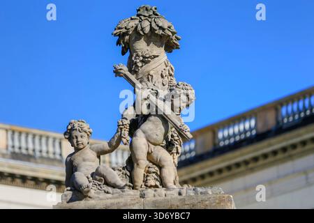 Sculptures de chérubins en pierre baroque sur une façade de bâtiment historique à Berlin, en Allemagne. Banque D'Images