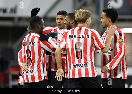 ROTTERDAM - (G-d) Joshua Kitolano de Sparta Rotterdam, Patrick van Aanholt de Sparta Rotterdam, Julian Baas de Sparta Rotterdam et Marvin Young de Sparta Rotterdam célèbrent le but 1-0 lors du match néerlandais Eredivisie entre Sparta Rotterdam et Fortuna Sittard au Sparta Stadion Het Kasteel le 22 novembre 2025, à Rotterdam, pays-Bas. ANP BART STOUTJESDIJK Banque D'Images