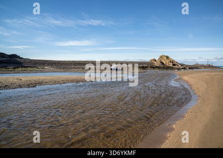 Les rivières NEET et Strat se rencontrent puis se jettent sur Bude Beach Cornwall à marée basse lors d'une journée ensoleillée d'hiver Banque D'Images