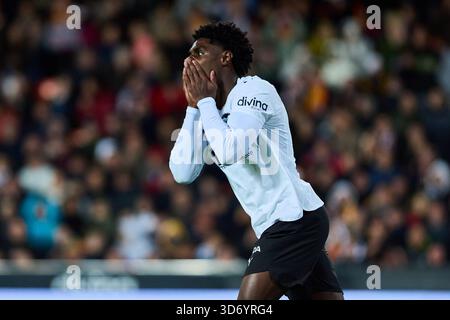 Valencia, Espagne. 21 novembre 2025. VALENCE, ESPAGNE - 21 NOVEMBRE : Thierry Correia du Valencia CF réagit au match LaLiga EA Sports entre Valencia CF et le stade Levante UD Mestalla le 21 novembre 2025 à Valence, Espagne. (Photo de Jose Torres/photo Players images/Magara Press) crédit : Magara Press SL/Alamy Live News Banque D'Images