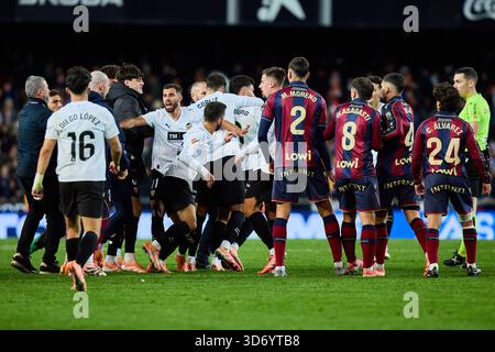 Valencia, Espagne. 21 novembre 2025. VALENCIA, ESPAGNE - 21 NOVEMBRE : combat entre Valencia CF et Levante UD lors du match LaLiga EA Sports entre Valencia CF et Levante UD Mestalla le 21 novembre 2025 à Valence, Espagne. (Photo de Jose Torres/photo Players images/Magara Press) crédit : Magara Press SL/Alamy Live News Banque D'Images
