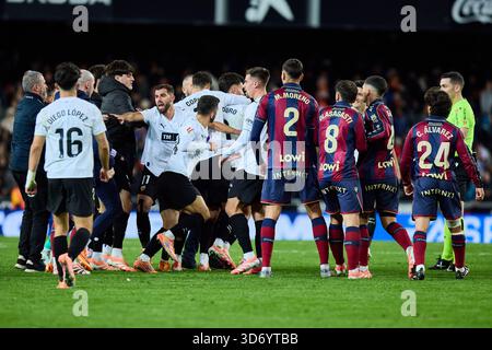 Valencia, Espagne. 21 novembre 2025. VALENCE, ESPAGNE - 21 NOVEMBRE : les équipes combattent lors du match LaLiga EA Sports entre Valencia CF et le stade Levante UD Mestalla le 21 novembre 2025 à Valence, Espagne. (Photo de Jose Torres/photo Players images/Magara Press) crédit : Magara Press SL/Alamy Live News Banque D'Images
