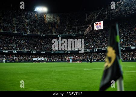 Valencia, Espagne. 21 novembre 2025. VALENCIA, ESPAGNE - 21 NOVEMBRE : minute de silence avant le match LaLiga EA Sports entre Valencia CF et le stade Levante UD Mestalla le 21 novembre 2025 à Valence, Espagne. (Photo de Jose Torres/photo Players images/Magara Press) crédit : Magara Press SL/Alamy Live News Banque D'Images