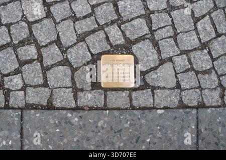 Pierres de trébuchage (Stolperstein) à Berlin, Allemagne, en février 2024. Photo de Raquel G. Frohlich. Banque D'Images