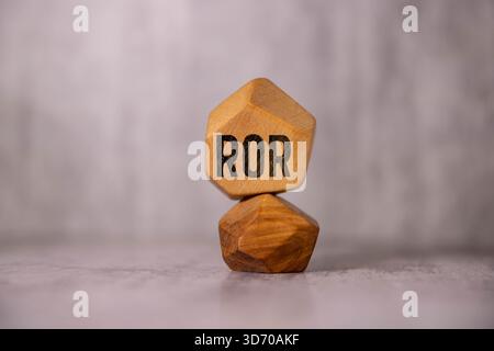 Blocs en bois avec texte ROR - sur fond de table. concepts financiers, marketing et commerciaux Banque D'Images