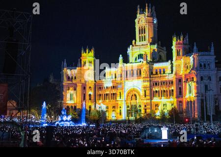Madrid, Espagne. 22 novembre 2025. L’éclairage de près de 13 millions de lumières de Noël installées par la Mairie de Madrid dans la capitale espagnole. Crédit : D. Canales Carvajal/Alamy Live News Banque D'Images