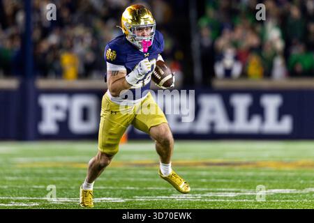 22 novembre 2025 : notre Dame Running Back Aneyas Williams (22 ans) court avec le ballon pour un touchdown lors d'un match de football NCAA entre les Orange de Syracuse et les Irlandais de combat notre Dame au stade notre Dame de South Bend, Indiana. John Mersits/CSM Banque D'Images