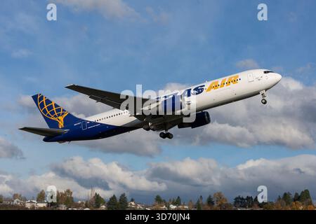 Un avion de passagers Atlas Air 767-300ER (N641GT) décolle de Boeing Field à Seattle le jeudi 20 novembre 2025 Banque D'Images