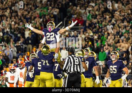South Bend, Indiana, États-Unis. 22 novembre 2025. Notre Dame Running Back ANEYAS WILLIAMS (22) célèbre un touchdown lors du match de football de la NCAA entre notre Dame Fighting Irish #9 et le Syracuse Orange au notre Dame Stadium à South Bend, Indiana, le 22 novembre 2025. Notre Dame bat Syracuse 70-7. (Crédit image : © Justin Sicking/ZUMA Press Wire) USAGE ÉDITORIAL SEULEMENT ! Non destiné à UN USAGE commercial ! Banque D'Images
