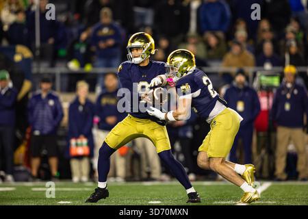 South Bend, Indiana, États-Unis. 22 novembre 2025. Le quarterback de notre Dame KENNY Minchey (8) remet le ballon à notre Dame Running Back ANEYAS WILLIAMS (22) lors du match de football de la NCAA entre le #9 notre Dame Fighting Irish et le Syracuse Orange au notre Dame Stadium de South Bend, Indiana, le 22 novembre 2025. Notre Dame bat Syracuse 70-7. (Crédit image : © Justin Sicking/ZUMA Press Wire) USAGE ÉDITORIAL SEULEMENT ! Non destiné à UN USAGE commercial ! Banque D'Images