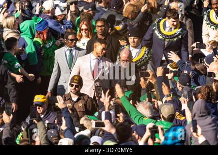 South Bend, Indiana, États-Unis. 22 novembre 2025. L'entraîneur-chef de notre Dame, MARCUS FREEMAN, accueille les fans sur le chemin du stade notre Dame avant le match de football de la NCAA entre le #9 notre Dame Fighting Irish et le Syracuse Orange au notre Dame Stadium de South Bend, Indiana, le 22 novembre 2025. Notre Dame bat Syracuse 70-7. (Crédit image : © Justin Sicking/ZUMA Press Wire) USAGE ÉDITORIAL SEULEMENT ! Non destiné à UN USAGE commercial ! Banque D'Images
