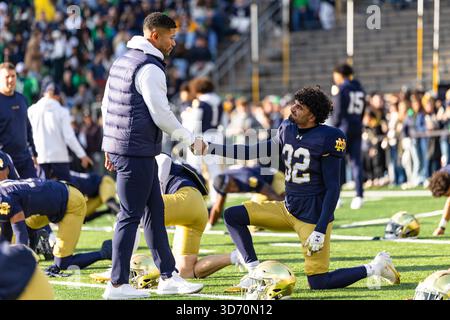 South Bend, Indiana, États-Unis. 22 novembre 2025. L’entraîneur-chef de notre Dame, MARCUS FREEMAN, accueille notre Dame Cornerback ISAIAH DUNN (32) avant le match de football de la NCAA entre notre Dame Fighting Irish #9 et le Syracuse Orange au notre Dame Stadium de South Bend, Indiana, le 22 novembre 2025. Notre Dame bat Syracuse 70-7. (Crédit image : © Justin Sicking/ZUMA Press Wire) USAGE ÉDITORIAL SEULEMENT ! Non destiné à UN USAGE commercial ! Banque D'Images