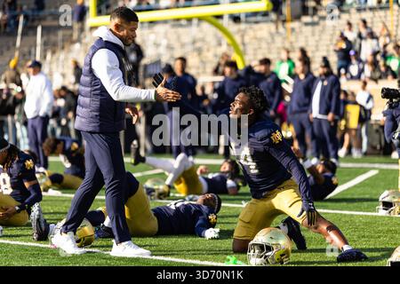 South Bend, Indiana, États-Unis. 22 novembre 2025. L’entraîneur-chef de notre Dame, MARCUS FREEMAN, accueille notre Dame Cornerback DALLAS GOLDEN (14) avant le match de football de la NCAA entre le #9 notre Dame Fighting Irish et le Syracuse Orange au notre Dame Stadium de South Bend, Indiana, le 22 novembre 2025. Notre Dame bat Syracuse 70-7. (Crédit image : © Justin Sicking/ZUMA Press Wire) USAGE ÉDITORIAL SEULEMENT ! Non destiné à UN USAGE commercial ! Banque D'Images