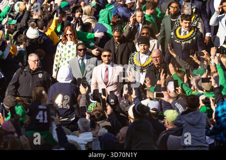 South Bend, Indiana, États-Unis. 22 novembre 2025. L'entraîneur-chef de notre Dame, MARCUS FREEMAN, accueille les fans sur le chemin du stade notre Dame avant le match de football de la NCAA entre le #9 notre Dame Fighting Irish et le Syracuse Orange au notre Dame Stadium de South Bend, Indiana, le 22 novembre 2025. Notre Dame bat Syracuse 70-7. (Crédit image : © Justin Sicking/ZUMA Press Wire) USAGE ÉDITORIAL SEULEMENT ! Non destiné à UN USAGE commercial ! Banque D'Images