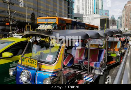 Bangkok, Thaïlande - 22 juillet 2022 : des tuk-tuks colorés sont vus stationnés dans le centre-ville de Bangkok. Banque D'Images