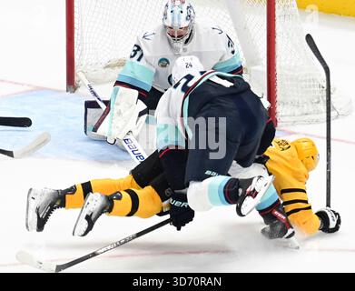 Pittsburgh, États-Unis. 22 novembre 2025. Le défenseur des Kraken de Seattle Jamie Oleksiak (24 ans) reçoit une pénalité de déclenchement alors que le défenseur des Penguins de Pittsburgh Ryan Shea (5 ans) tombe sur la glace lors de la première période contre les Kraken de Seattle au PPG Paints Arena de Pittsburgh le samedi 22 novembre 2025. Photo par Archie Carpenter/UPI. Crédit : UPI/Alamy Live News Banque D'Images