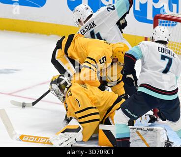 Pittsburgh, États-Unis. 22 novembre 2025. Le défenseur des Kraken de Seattle Jamie Oleksiak (24 ans) fait une passe en arrière autour du défenseur des Penguins de Pittsburgh Ryan Shea (5 ans) alors que le gardien des Penguins de Pittsburgh Sergei Murashov (1 an) suit la rondelle en deuxième période à la PPG Paints Arena de Pittsburgh le samedi 22 novembre 2025. Photo par Archie Carpenter/UPI. Crédit : UPI/Alamy Live News Banque D'Images