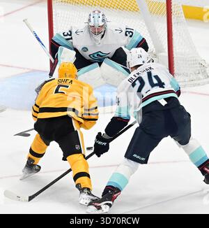 Pittsburgh, États-Unis. 22 novembre 2025. Le défenseur des Kraken de Seattle Jamie Oleksiak (24 ans) reçoit une pénalité de déclenchement alors que le défenseur des Penguins de Pittsburgh Ryan Shea (5 ans) tombe sur la glace lors de la première période contre les Kraken de Seattle au PPG Paints Arena de Pittsburgh le samedi 22 novembre 2025. Photo par Archie Carpenter/UPI. Crédit : UPI/Alamy Live News Banque D'Images