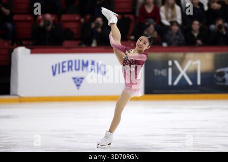 Helsinki, Finlande. 22 novembre 2025. Chiba Mone du Japon participe au tournoi libre féminin du Grand Prix de patinage artistique de l'ISU Finlandia Trophy 2025 à Helsinki, Finlande, le 22 novembre 2025. Crédit : Matti Matikainen/Xinhua/Alamy Live News Banque D'Images