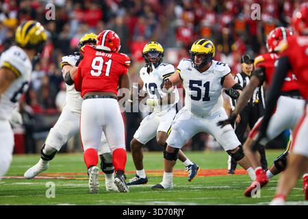 College Park, Maryland, États-Unis. 22 novembre 2025. Le quarterback des Michigan Wolverines BRYCE UNDERWOOD (19 ans) cherche un receveur. Les Michigan Wolverines battent les Maryland Terrapins au SECU Stadium de College Park, MD le 22 novembre 2025. (Crédit image : © Nick Piacente/ZUMA Press Wire) USAGE ÉDITORIAL SEULEMENT ! Non destiné à UN USAGE commercial ! Banque D'Images