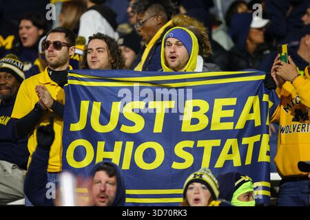 College Park, Maryland, États-Unis. 22 novembre 2025. Un fan de Michigan Wolverines tient une bannière dans les tribunes. Les Michigan Wolverines battent les Maryland Terrapins au SECU Stadium de College Park, MD le 22 novembre 2025. (Crédit image : © Nick Piacente/ZUMA Press Wire) USAGE ÉDITORIAL SEULEMENT ! Non destiné à UN USAGE commercial ! Banque D'Images