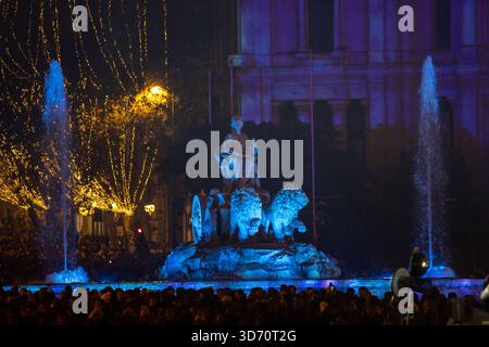Madrid, Espagne. 22 novembre 2025. La statue illuminée de la déesse Cibeles. Lors de l'éclairage de près de 13 millions de lumières de Noël installées par la Mairie de Madrid dans la capitale espagnole. Crédit : SOPA images Limited/Alamy Live News Banque D'Images