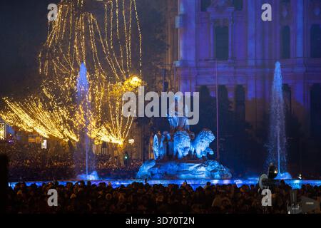 Madrid, Espagne. 22 novembre 2025. La statue illuminée de la déesse Cibeles. Lors de l'éclairage de près de 13 millions de lumières de Noël installées par la Mairie de Madrid dans la capitale espagnole. Crédit : SOPA images Limited/Alamy Live News Banque D'Images