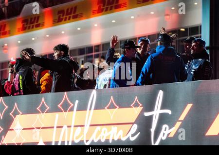 Las Vegas, États-Unis. 22 novembre 2025. Les pilotes sont vus lors du défilé des pilotes au Grand Prix de formule 1 de Las Vegas sur le Las Vegas Strip circuit à Las Vegas le samedi 22 novembre 2025. Photo de Greg Nash/UPI crédit : UPI/Alamy Live News Banque D'Images
