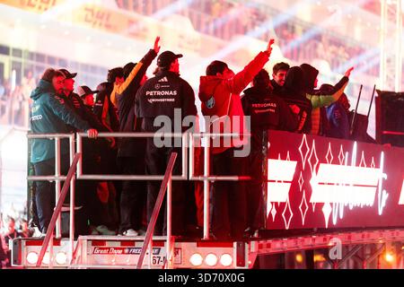 Las Vegas, États-Unis. 22 novembre 2025. Les pilotes sont vus lors du défilé des pilotes au Grand Prix de formule 1 de Las Vegas sur le Las Vegas Strip circuit à Las Vegas le samedi 22 novembre 2025. Photo de Greg Nash/UPI crédit : UPI/Alamy Live News Banque D'Images